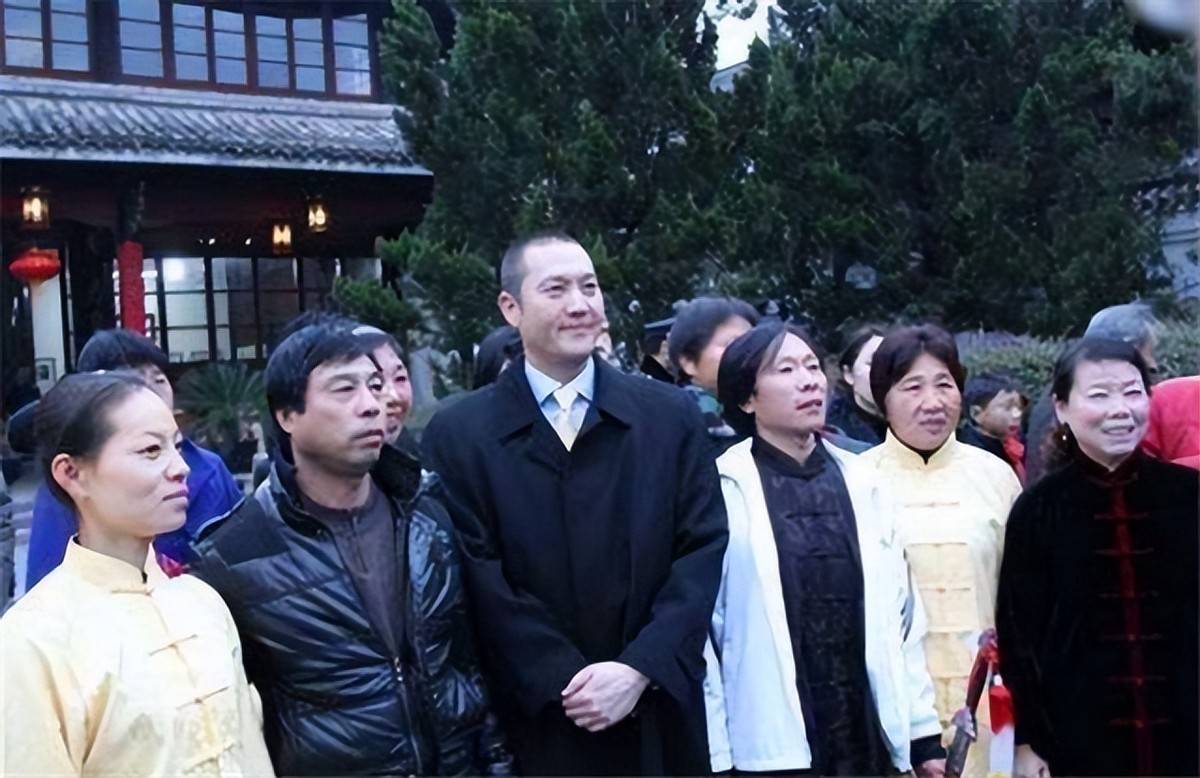 蒋友松参观黄埔军校时说：我家吃饭还这样不朽情缘游戏入口长相酷似蒋介石的曾孙(图6)