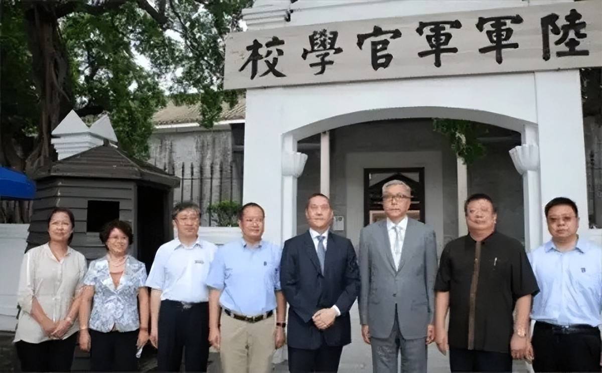 蒋友松参观黄埔军校时说：我家吃饭还这样不朽情缘游戏入口长相酷似蒋介石的曾孙(图9)