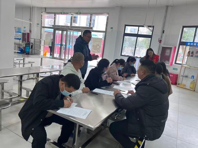 外国语学校举行“家长陪餐月”活动mg不朽情缘游戏试玩郑州市扶