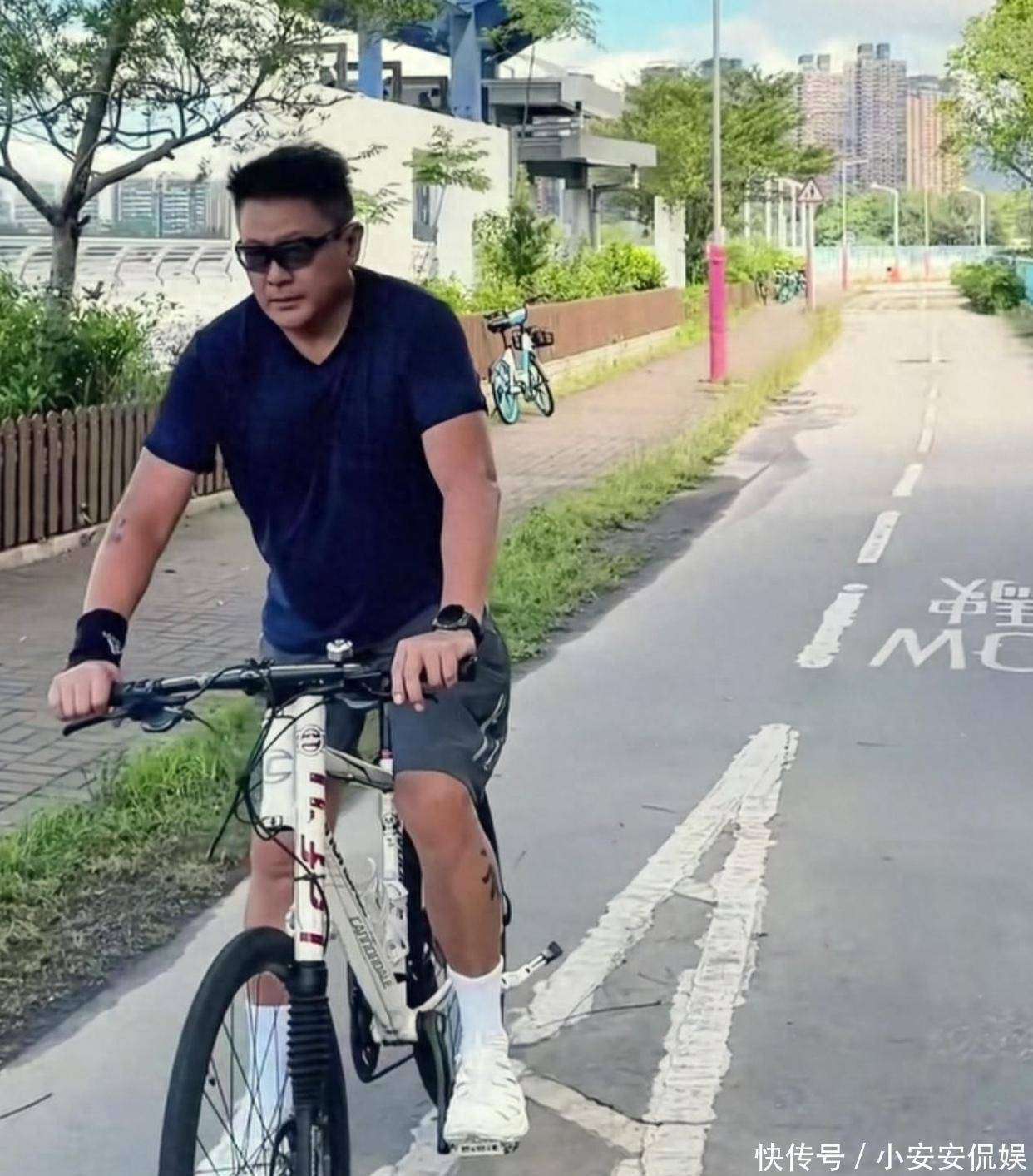 近180高女儿放学父女神似家温馨时尚！不